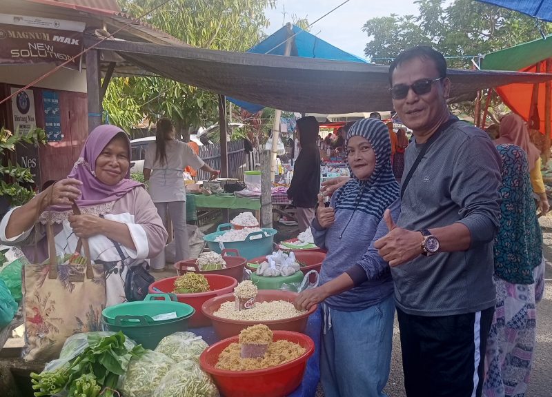 Ketua SBSI Boltara Syamsudin Olii bersama para pedagang pasar Ollot