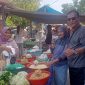 Ketua SBSI Boltara Syamsudin Olii bersama para pedagang pasar Ollot