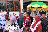 Kajari Boltara Agus Tri Hartono bersama Ketua IAD Ny. Wilda Agustri disambut adat dan dikalungi bunga oleh Boulo Vuyu Boltara