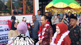 Kajari Boltara Agus Tri Hartono bersama Ketua IAD Ny. Wilda Agustri disambut adat dan dikalungi bunga oleh Boulo Vuyu Boltara