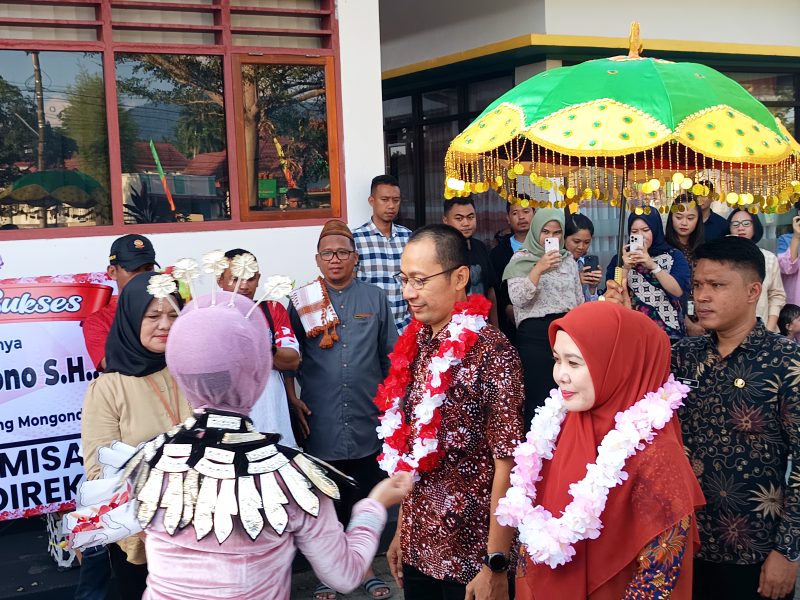 Kajari Boltara Agus Tri Hartono bersama Ketua IAD Ny. Wilda Agustri disambut adat dan dikalungi bunga oleh Boulo Vuyu Boltara