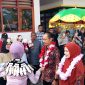 Kajari Boltara Agus Tri Hartono bersama Ketua IAD Ny. Wilda Agustri disambut adat dan dikalungi bunga oleh Boulo Vuyu Boltara