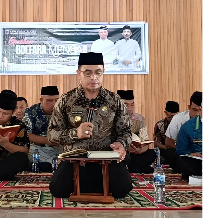 Bupati Boltara Dr. Sirajudin Lasena saat membuka kegiatan gerakan siap bersama Al-Qur'an di hari kamis