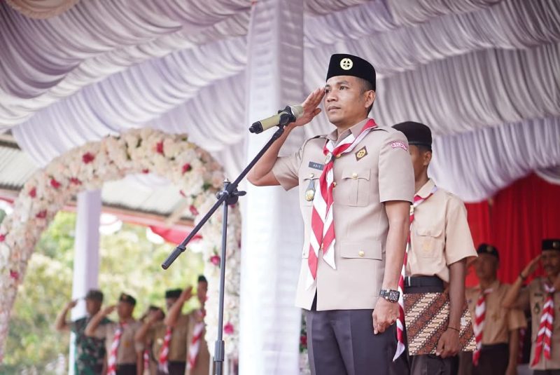 Wakil Bupati Boltara Mohammad Aditya Pontoh saat memimpin upacara Hari Pramuka ke-64 