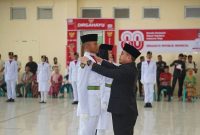 Bupati Boltara Dr. Sirajudin Lasena saat kukuhkan pasukan Paskibraka tahun 2025