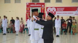 Bupati Boltara Dr. Sirajudin Lasena saat kukuhkan pasukan Paskibraka tahun 2025