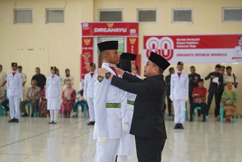 Bupati Boltara Dr. Sirajudin Lasena saat kukuhkan pasukan Paskibraka tahun 2025