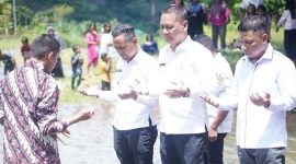 Mandi safar oleh Asisten Bidang Pemerintahan dan Kesra, Rahmat R. Pontoh (tengah), Camat Pinogaluman, Sarwan Abidin (kanan) dan anggota DPRD Boltara, Mardan Umar (kiri) 