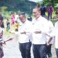 Mandi safar oleh Asisten Bidang Pemerintahan dan Kesra, Rahmat R. Pontoh (tengah), Camat Pinogaluman, Sarwan Abidin (kanan) dan anggota DPRD Boltara, Mardan Umar (kiri) 