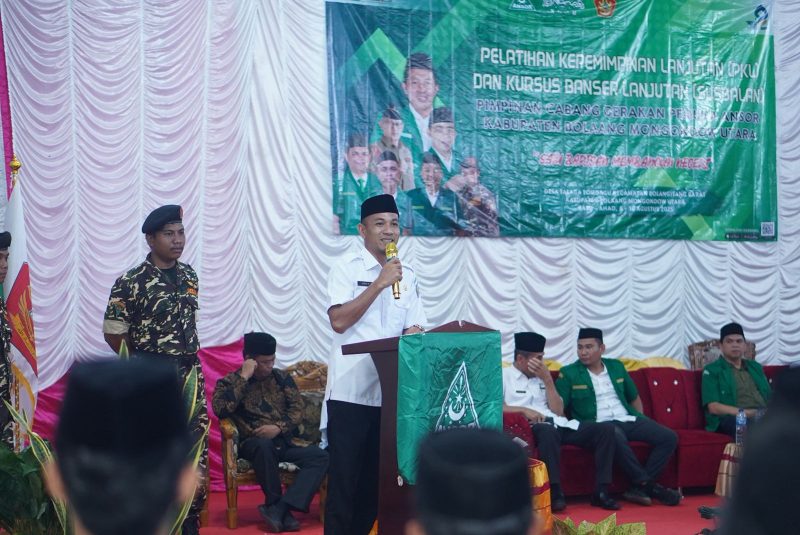 Wakil Bupati Boltara Moh. Aditya Pontoh saat membuka kegiatan PKL dan Susbalan GP Ansor Gedung Olahraga Desa Talaga Tomoagu