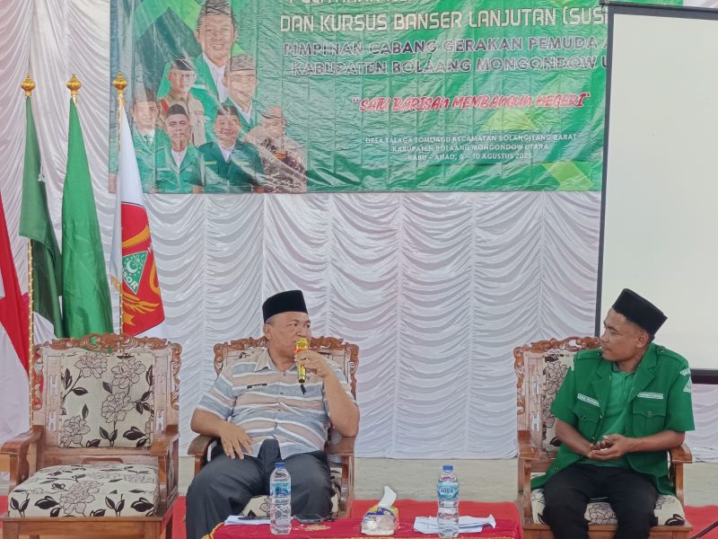 Asisten III Bidang Administrasi Umum, Abdul Muto Daeng Mulisa saat menjadi narasumber di kegiatan PKL dan Susbalan GP Ansor dengan materi “Transformasi Bolaang Mongondow Utara: Menuju Bolaang Mongondow Utara Maju, Berdaya Saing dan Sejahtera.” serta di dampingi oleh moderator Kamil Buhohang. 