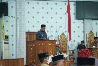 Bupati Boltara Dr. Sirajudin Lasena saat berpidato pada Sidang Paripurna Persetujuan Bersama Rancangan Peraturan Daerah (Ranperda) tentang Rencana Pembangunan Jangka Menengah Daerah (RPJMD) Kabupaten Boltara Tahun 2025–2029, yang digelar di ruang sidang DPRD.