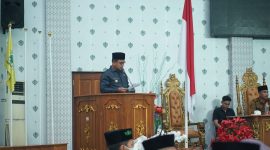Bupati Boltara Dr. Sirajudin Lasena saat berpidato pada Sidang Paripurna Persetujuan Bersama Rancangan Peraturan Daerah (Ranperda) tentang Rencana Pembangunan Jangka Menengah Daerah (RPJMD) Kabupaten Boltara Tahun 2025–2029, yang digelar di ruang sidang DPRD.
