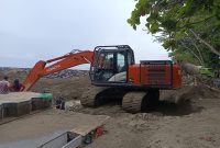 (Foto istimewa) Salah satu unit excavator sedang melaksanakan proyek pengerjaan pembangunan pantai batu Pinagut, oleh kontraktor PT Indahjaya Karya Abadi, Kamis (21/08/2025). 
