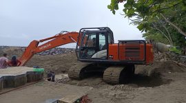 (Foto istimewa) Salah satu unit excavator sedang melaksanakan proyek pengerjaan pembangunan pantai batu Pinagut, oleh kontraktor PT Indahjaya Karya Abadi, Kamis (21/08/2025). 