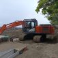 (Foto istimewa) Salah satu unit excavator sedang melaksanakan proyek pengerjaan pembangunan pantai batu Pinagut, oleh kontraktor PT Indahjaya Karya Abadi, Kamis (21/08/2025). 