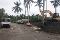 Lokasi penimbunan material proyek, batu kerikil, pasir dan alat berat milik PT Indahjaya Karya Abadi di lokasi pantai batu Pinagut (foto istimewa) 