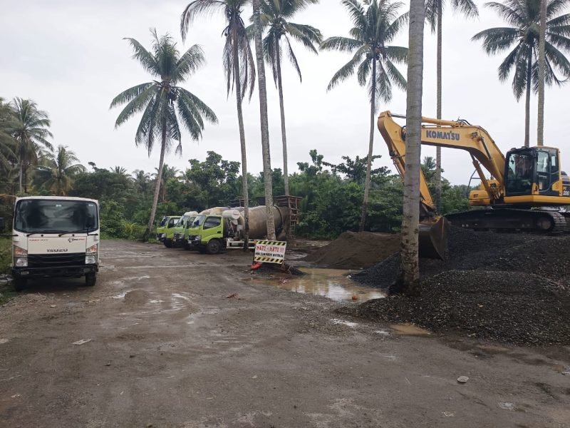 Lokasi penimbunan material proyek, batu kerikil, pasir dan alat berat milik PT Indahjaya Karya Abadi di lokasi pantai batu Pinagut (foto istimewa) 
