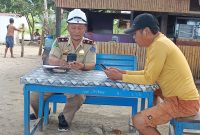 Zakir T. Usup pengawas Ketenagakerjaan Sulut saat melakukan sidak pada proyek pembangunan pantai Pinagut, nampak lelaki bernama pak Jawa (baju kuning) selaku penanggungjawab PT Indahjaya Karya Abadi sebagai kontraktor pelaksana tidak paham dan kebingungan atas pertanyaan-pertanyaan yang berkaitan dengan aspek K3 dan perlindungan tenaga kerja.