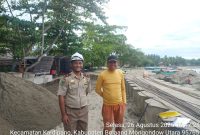 Pengawas Ketenagakerjaan Provinsi Sulawesi utara Zakir T. Usup bersama penanggungjawab kontraktor pelaksana PT Indahjaya Karya Abadi pak Jawa