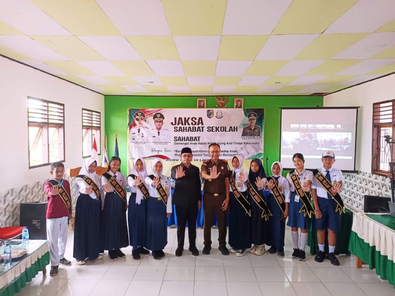 Bupati Boltara Dr. Sirajudin Lasena dan Kajari Boltara Agus Tri Hartono bersama Duta Pelajar Adyaksa