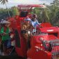 Bupati Boltara Dr. Sirajudin Lasena saat melakukan panen padi varietas JR28 menggunakan alsintan combine harvester, bersama kelompok tani dan didampingi oleh wakil bupati Moh. Aditya Pontoh dan Kepala Dinas Pertanian