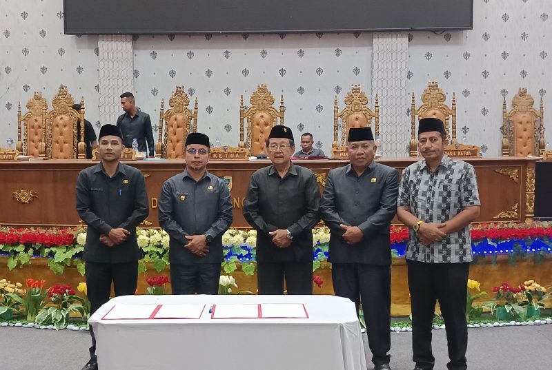 Bupati Boltara Dr. Sirajudin Lasena di dampingi Wakil Bupati Moh. Aditya Pontoh bersama Pimpinan DPRD Boltara