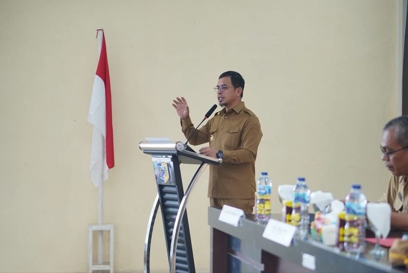 Bupati Boltara, Dr. Sirajudin Lasena saat memberikan sambutan di kegiatan Asistensi Penyusunan Rencana Strategis (Renstra) Perangkat Daerah Tahun 2025–2029 yang berlangsung di ruang rapat Bapelitbangda Boltara