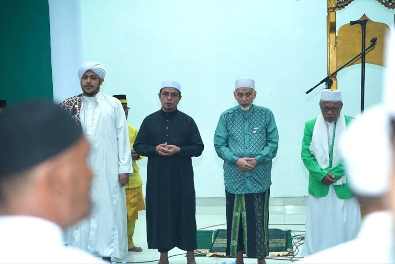 Bupati Boltara Dr. Sirajudin Lasena bersama penceramah Habib Ali bin Muhammad Aljufri dan Habib Salim bin Abdurrahman Aljufri.