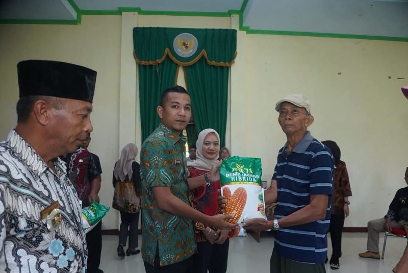 Wakil Bupati Boltara, Moh. Aditya Pontoh menyerahkan secara simbolis benih jagung hibrida pada salah satu kelompok tani di kecamatan kaidipang