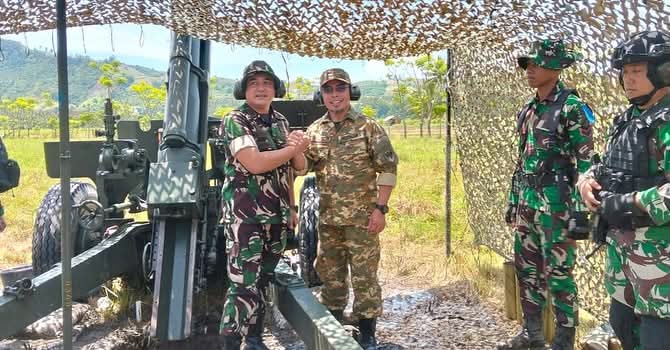 Bupati Boltara, Dr. Sirajudin Lasena saat melakukan penembakan Meriam 105 TRK HWZ dan turut menerima brevet artileri medan dan sertifikat Penembak Meriam Armed Kehormatan dari Danyonarmed 19/Bogani.