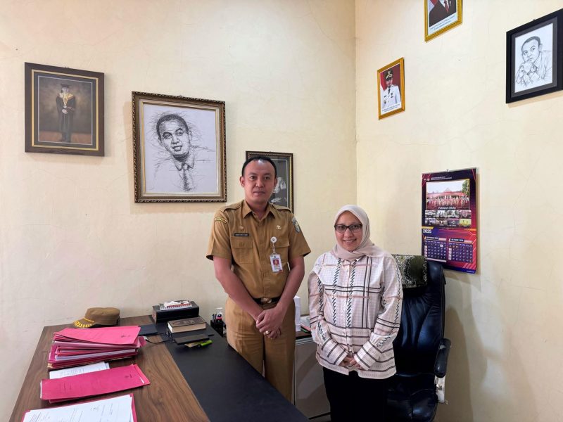 Kepala BKPSDM Boltara, Khristanto Nani bersama dr. Rahma Audry Fitriani, S.p.O.G. Obstetri-Ginekologi (dokter kandungan)yang baru saja menuntaskan pendidikan tugas belajar Program Studi Ilmu Kebidanan dan Penyakit Kandungan