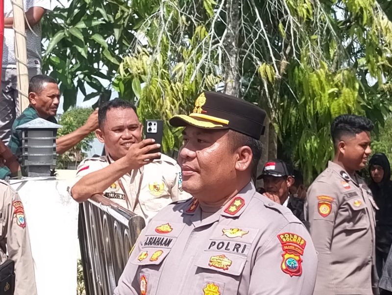 Kapolres Boltara, AKBP Juleigtin Siahaan saat hadir bersama massa aksi demontrasi di DPRD dan Kantor Bupati