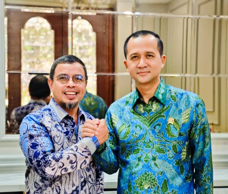 Bupati Boltara, Dr. Sirajudin Lasena bersama Menteri Transmigrasi, M. Iftitah Sulaiman Suryanagara