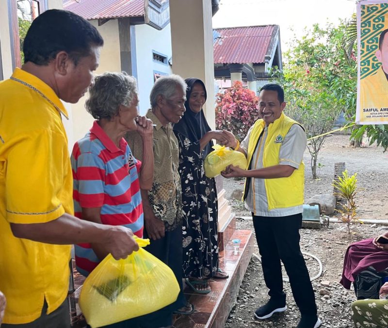 Ketua DPD II Partai Golkar Boltara, Saiful Ambarak membagikan bantuan sosial kepada masyarakat 