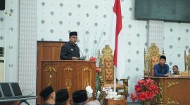 Bupati Boltara, Dr. Sirajudin Lasena saat memberikan sambutan pada rapat paripurna DPRD dalam rangka penandatanganan KUA-PPAS APBD 2026