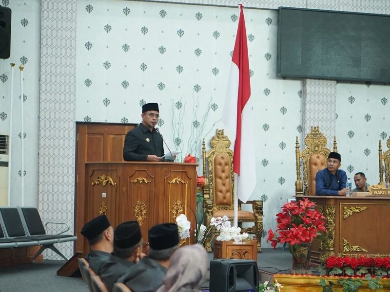Bupati Boltara, Dr. Sirajudin Lasena saat memberikan sambutan pada rapat paripurna DPRD dalam rangka penandatanganan KUA-PPAS APBD 2026
