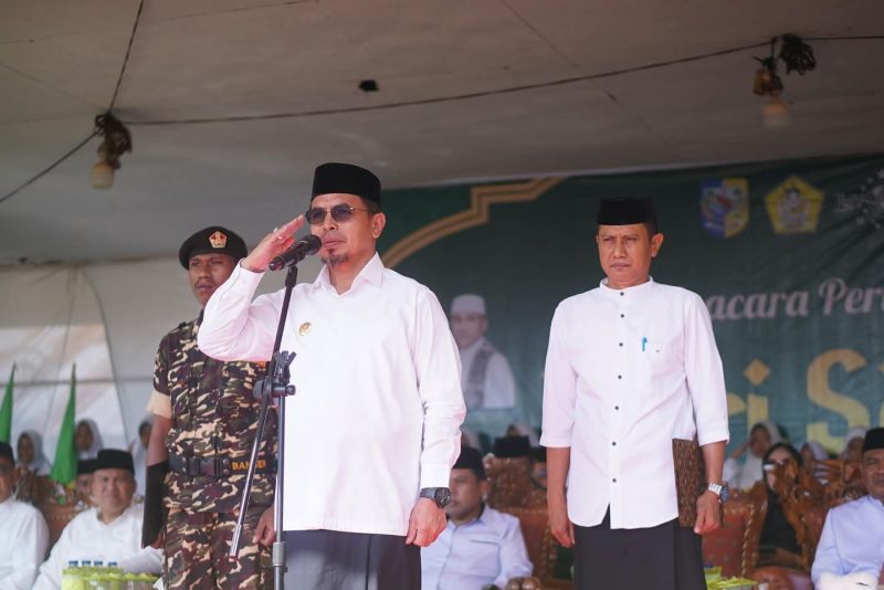 Bupati Boltara, Dr. Sirajudin Lasena sekaligus Komwil Alkhairaat BMR menjadi pembina upacara pada peringatan Hari Santri Nasional Tahun 2025