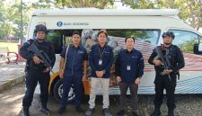 Sophian Atalapu bersama Wahyu Hadi P, pelaksana Unit Implementasi Pengelolaan Uang Rupiah BI Gorontalo, bersama aparat keamanan dari Sat Brimob Polda Gorontalo.