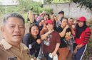 Kepala Desa (Sangadi) Huntuk, Oldy Kumolontang bersama masyarakat setempat saat menggelar kerja bakti
