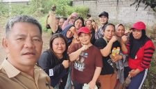 Kepala Desa (Sangadi) Huntuk, Oldy Kumolontang bersama masyarakat setempat saat menggelar kerja bakti