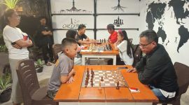 Sekretaris Percasi Boltara, Mansyur Suleman, saat melakukan pembinaan kepada atlit catur yang akan berlaga di kejurnas dan porprov Sulut dan berlangsung di caffe Arch, pantai pinagut