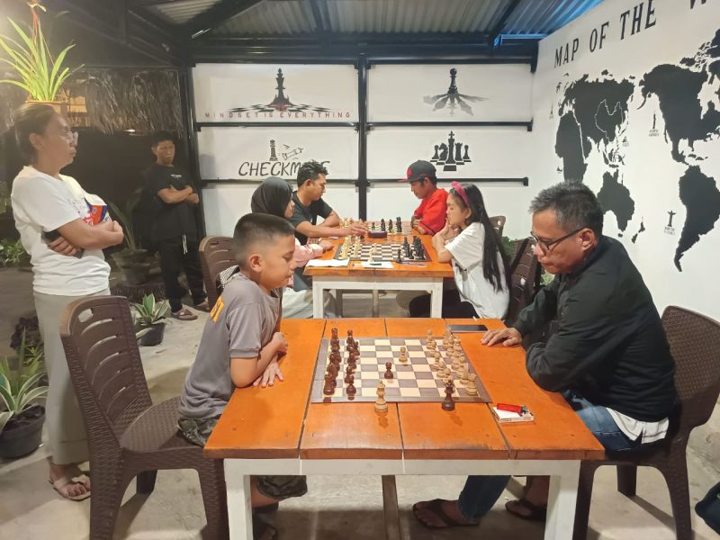 Sekretaris Percasi Boltara, Mansyur Suleman, saat melakukan pembinaan kepada atlit catur yang akan berlaga di kejurnas dan porprov Sulut dan berlangsung di caffe Arch, pantai pinagut