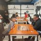 Sekretaris Percasi Boltara, Mansyur Suleman, saat melakukan pembinaan kepada atlit catur yang akan berlaga di kejurnas dan porprov Sulut dan berlangsung di caffe Arch, pantai pinagut