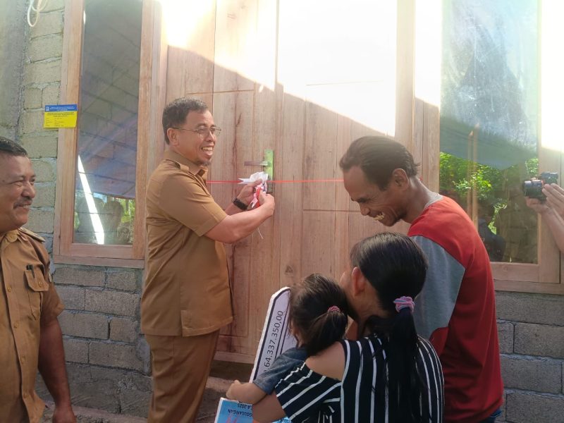 Peresmian Rumah Layak Huni pada salah satu masyarakat penerima manfaat oleh Bupati SJL, dan berlangsung khidmat dan penuh suka cita