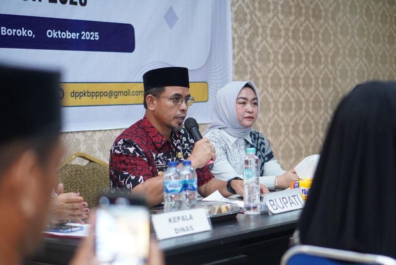 Bupati Boltara, Dr. Sirajudin Lasena didampingi oleh Ketua TP-PKK saat membuka kegiatan Program Bangga Kencana serta pengembangan Kampung Keluarga Berkualitas (Kampung KB), Dinas Pengendalian Penduduk, Keluarga Berencana, Pemberdayaan Perempuan, dan Perlindungan Anak (Dinas PPKBPPPA)