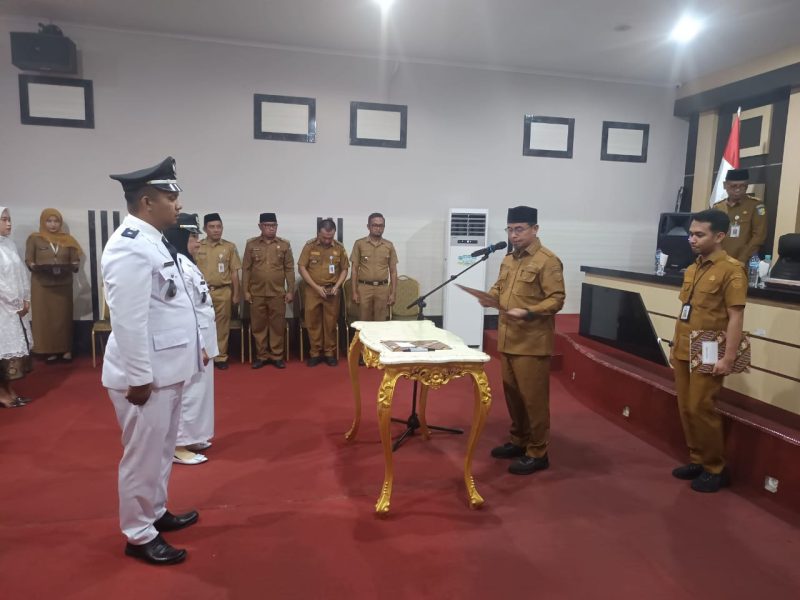 Bupati Boltara, Dr. Sirajudin Lasena melantik dua Penjabat Sangadi desa Bolangitang I dan Dalapuli Barat