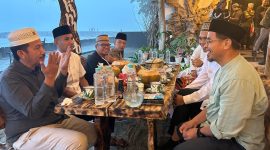 Ustadz Abdul Somad (UAS) bersama Bupati dan Wakil Bupati Boltara, Wakil Ketua DPRD Boltara, di salah satu cafe di pantai batu pinagut