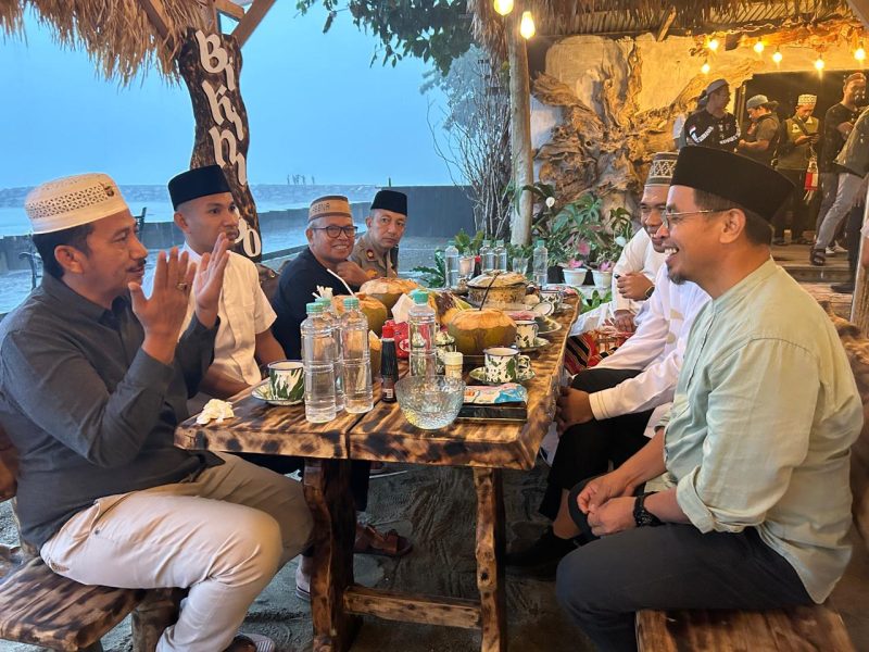 Ustadz Abdul Somad (UAS) bersama Bupati dan Wakil Bupati Boltara, Wakil Ketua DPRD Boltara, di salah satu cafe di pantai batu pinagut