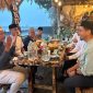 Ustadz Abdul Somad (UAS) bersama Bupati dan Wakil Bupati Boltara, Wakil Ketua DPRD Boltara, di salah satu cafe di pantai batu pinagut